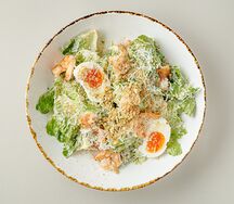 Салат Цезарь с курицей