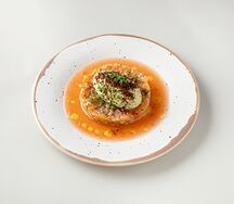 Тартар из лосося с авокадо-кремом 