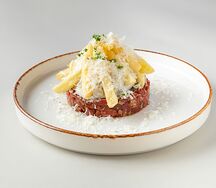 Тартар из говяжьей вырезки с трюфельным муссом и пармезаном 