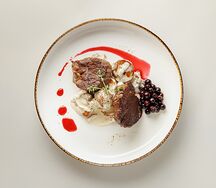 Медальоны из говядины с грибным соусом и картофелем стоун 