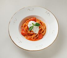 Спагетти со страчателлой и соусом Наполи