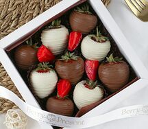 Клубника в шоколаде Два шоколада 