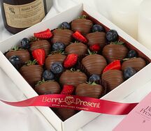 Клубника в шоколаде Сладкий день 