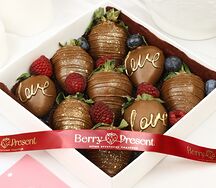 Набор клубники  молочном шоколаде Love 
