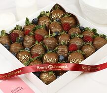 Набор клубники в шоколад в молочном шоколаде Love 