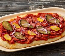 Каталонская лепёшка с колбасами и соленьями