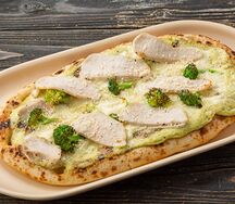 Каталонская лепёшка с индейкой и брокколи