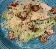 Салат Цезарь с курицей