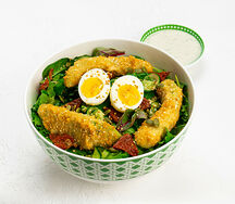 Зеленый салат с хрустящим авокадо и яйцом