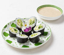 Маки с огурцом и авокадо