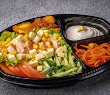 Шаверма с креветками на тарелке