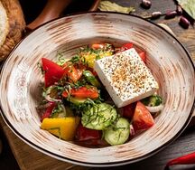 Салат из помидоров и огурцов с сыром фета 