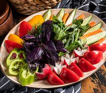 Ассорти из сезонных овощей и зелени 