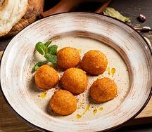 Сырные шарики с соусом баже