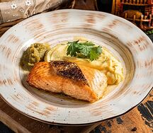 Стейк из лосося с зеленым сацебели