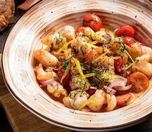 Тёплый салат с креветками