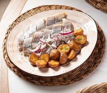 Сельдь с печёным картофелем