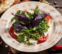 Помидоры с грузинским сыром