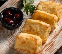 Жареный сулугуни с кизиловым вареньем