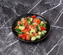 Салат с овощами и чесноком