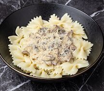 Паста Фарфалле с курицей и грибами в сливочном соусе