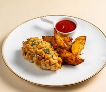 Пожарская котлета с печёным картофелем и томатным соусом