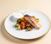 Лосось, запеченный с овощами