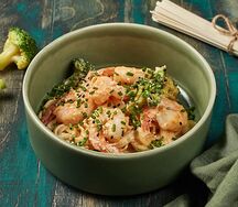 Удон с креветками в сливочном кимчи