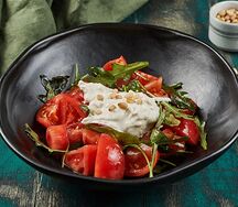 Страчателла с томатами и рукколой
