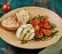 Буррата с запечёнными помидорами черри