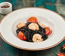 Спагетти с чернилами каракатицы и креветками