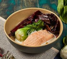 Стейк из лосося с фермерской зеленью