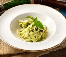 С куриным филе в сливочном песто