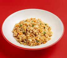 Жареный рис с чихо с яйцом и огурцом