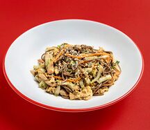 Соба с курицей и овощами