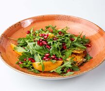 Салат с жареным сыром сулугуни и руколой