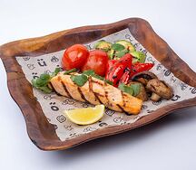 Лосось с овощами на гриле