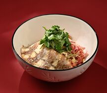 Из пяти овощей с чукой, угрем и ореховым соусом 