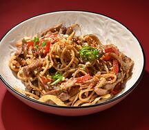 Якисоба с говядиной, беконом и овощами