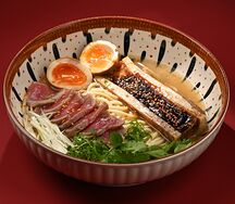 Фирменный рамен Ики с говядиной и мозговой косточкой