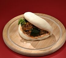 Булочка Бао с тушеной говядиной в кокосовом молоке 