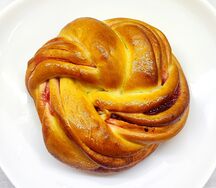 Витушка с клубникой