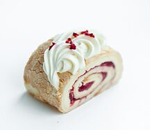 Меренговый рулет с малиной