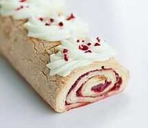 Меренговый рулет с малиной