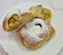 Пирожок со свежим яблоком