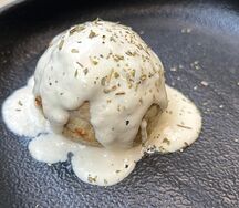 Тефтеля куриная с белым соусом