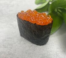 Суши-гункан с икрой лосося