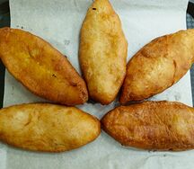 Жареный пирожок с картофелем и сосиской