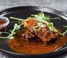Томлёные свиные рёбрышки BBQ
