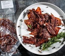 Куриные чипсы в имбирно-лимонном маринаде с чёрной смородиной